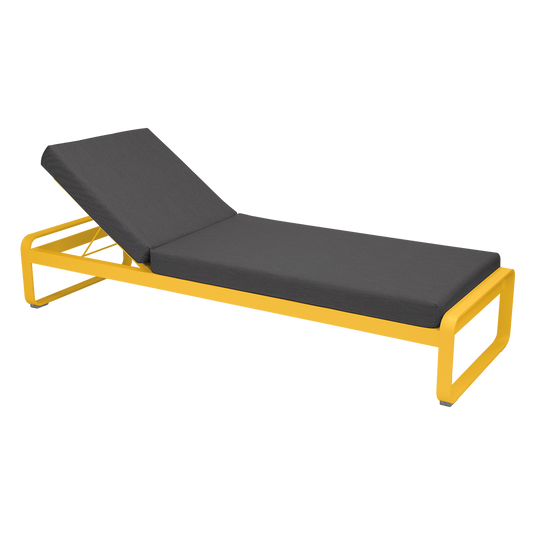 Fermob Bellevie Premium sunlounger– Honey frame with Graphite Grey fabric cushions