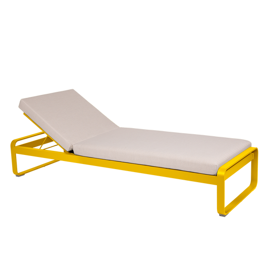 Fermob Bellevie Premium sunlounger– Honey frame with Pearl fabric cushions