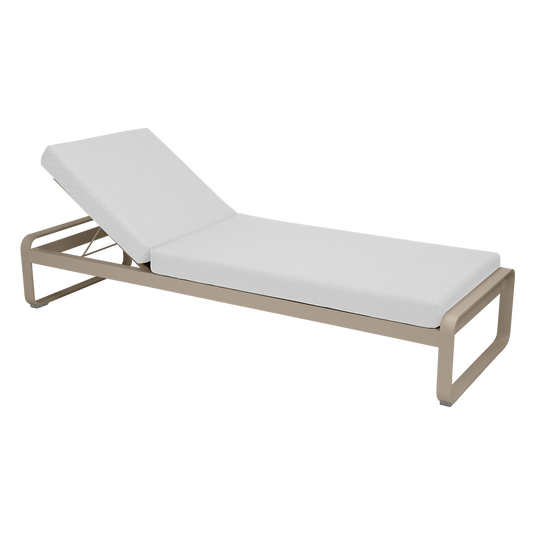 Fermob Bellevie Premium sunlounger– Nutmeg frame with Off-White fabric cushions