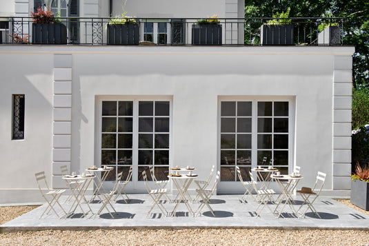 Fermob Bistro+ Table Ø60 cm – lifestyle
