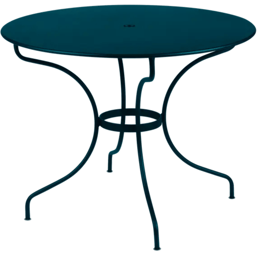 Fermob OPÉRA+ outdoor metal table with 96cm diameter, suitable for five seater outdoor dining, featuring modern design.