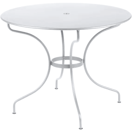 Fermob OPÉRA+ outdoor metal table with 96 cm diameter in Cotton White, suitable for five-seater patio dining.