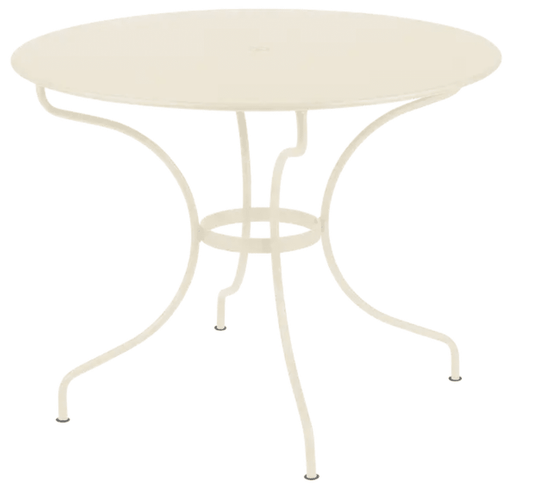 Fermob OPÉRA+ outdoor metal table in latte beige with a 96 cm diameter, suitable for five-seater patio dining.