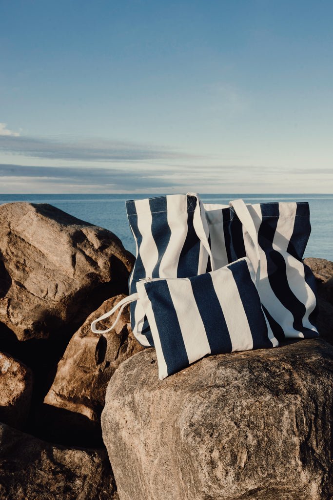 Load image into Gallery viewer, Lagoa GRS beach bag - Custom Wood DesignsVinga Lagoa GRS beach bag in natural woven material with leather handles, stylish and spacious for travel and beach outings.Bags &amp; TravelV7620625Recycled cotton,Recycled polyesternavy
