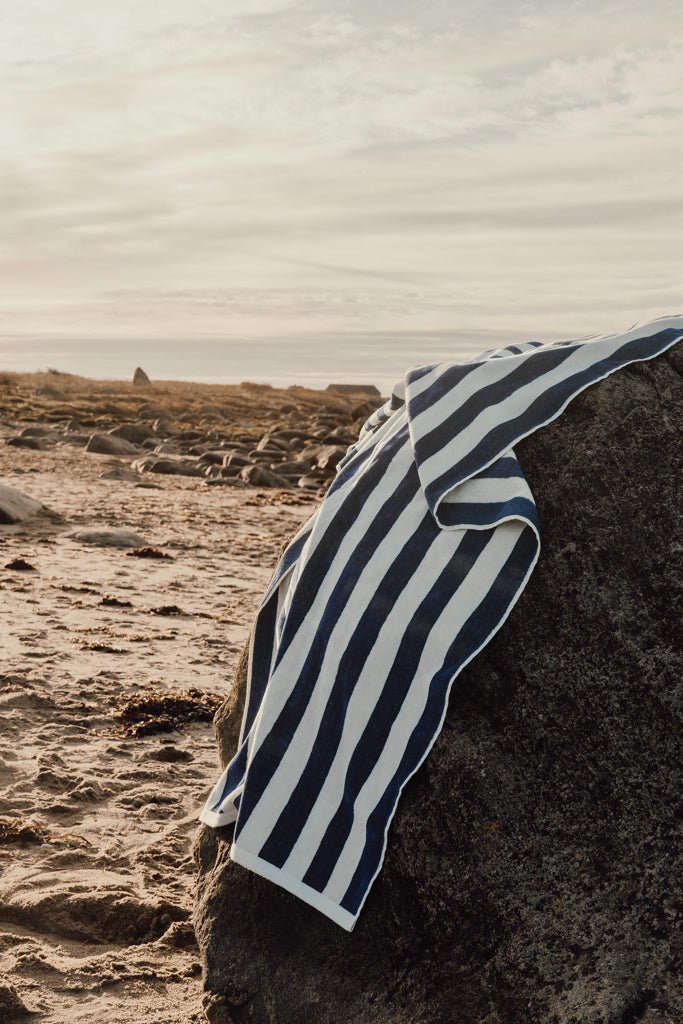Load image into Gallery viewer, Lagoa GRS beach towel - Custom Wood DesignsVinga Lagoa GRS outdoor beach towel with vibrant patterns, soft fabric, perfect for relaxing at the beach or poolside.OutdoorV4502325Recycled cottonnavy
