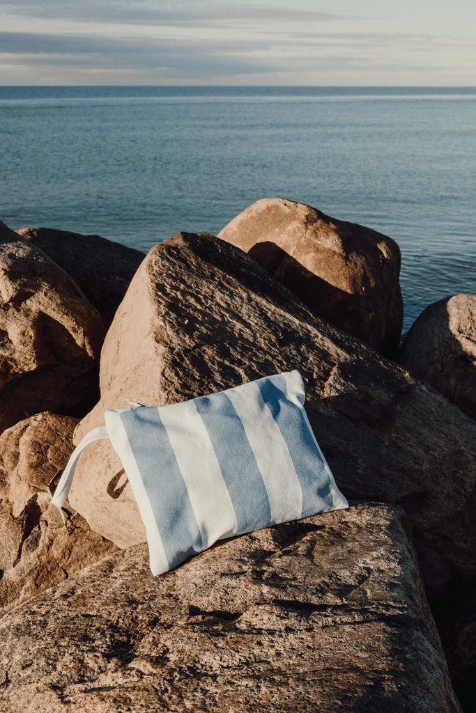 Load image into Gallery viewer, Lagoa GRS essentials bag - Custom Wood DesignsVinga Lagoa GRS essentials bag in gray, compact travel bag with handles and zip closure, designed for organization and portability.Bags &amp; TravelV7620815Recycled cotton,Recycled polyesterlight blue
