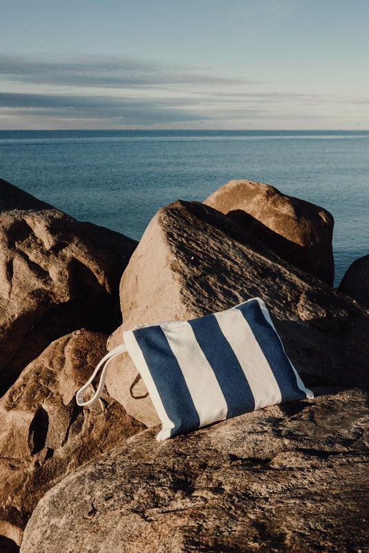 Lagoa GRS essentials bag - Custom Wood DesignsVinga Lagoa GRS essentials bag in black, stylish travel bag with multiple compartments, made from durable materials.Bags & TravelV7620825Recycled cotton,Recycled polyesternavy