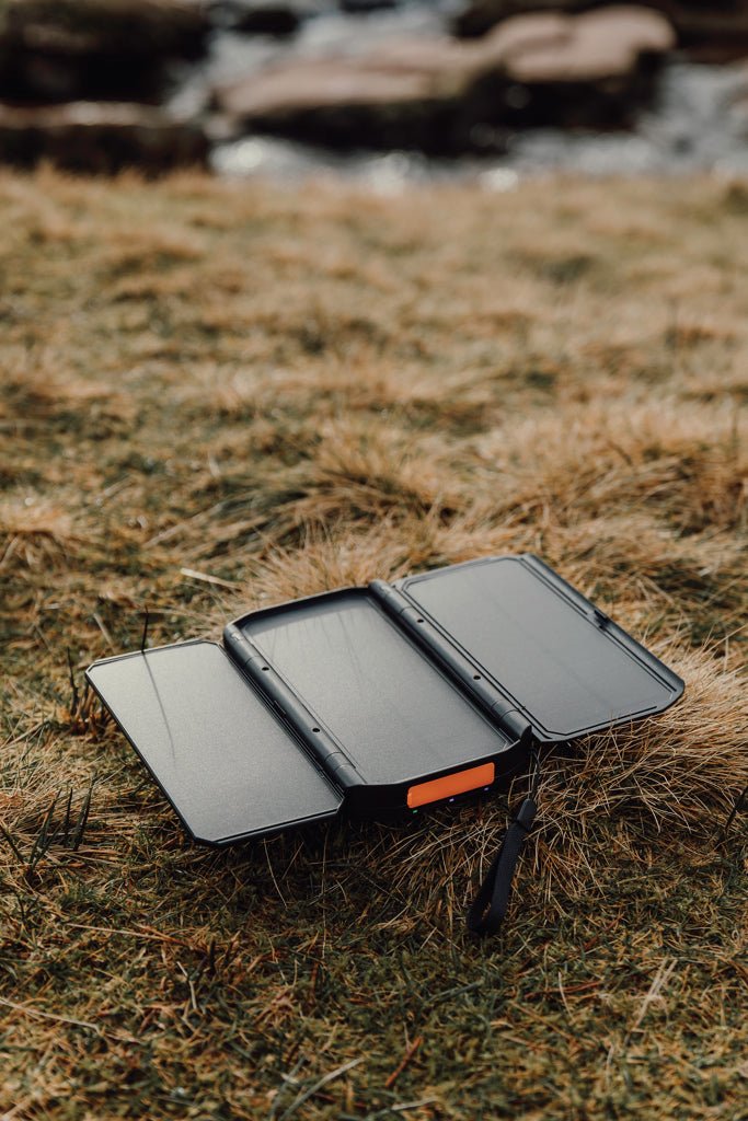 Load image into Gallery viewer, Nordic Drift Titan 10.000mAh solar powerbank with 3 panels - Custom Wood DesignsNordic Drift Titan 10,000mAh solar powerbank with three panels, portable phone and tablet charging accessory, outdoor-ready designPhone &amp; Tablet accessoriesND410.0001Recycled ABS,Recycled Polycarbonateblack
