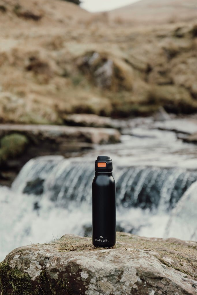 Load image into Gallery viewer, Nordic Drift Trail RCS Single Wall Water Bottle 750ml - Custom Wood DesignsNordic Drift Trail RCS 750ml single wall water bottle in black with a screw-on lid, designed for outdoor hydration.DrinkwareND310.0301Recycled Stainless steelblack
