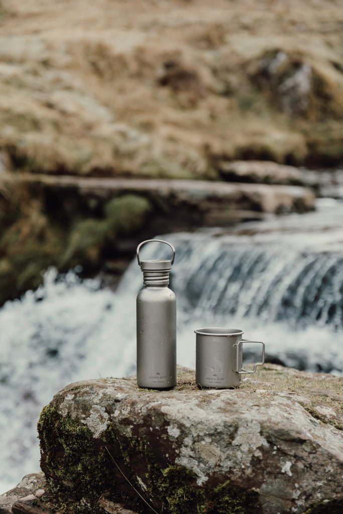 Load image into Gallery viewer, Nordic Drift Trail Ultra Light Titanium 600ml Water Bottle - Custom Wood DesignsNordic Drift ultra light titanium 600ml water bottle, drinkware with sleek design and secure lid, ideal for outdoor activities.DrinkwareND340.0002Titanium,Polypropylenesilver
