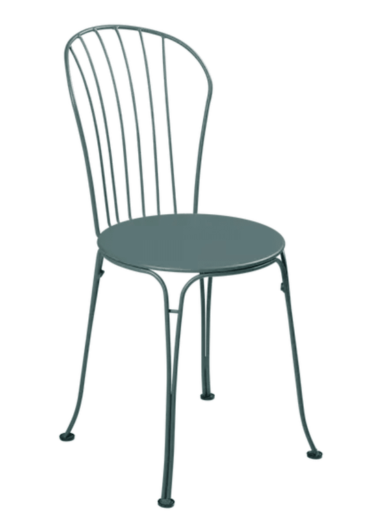 Fermob OPÉRA+ outdoor metal chair with curved backrest and armrests, designed for stylish patio or restaurant seating.