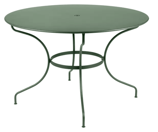 Fermob OPÉRA+ outdoor metal table with 117 cm diameter, six-seater design, suitable for garden or patio settings.