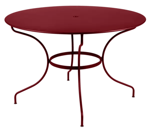 Fermob OPÉRA+ outdoor metal table with 117 cm diameter, six-seater design, vibrant red Chilli color, suitable for patio or garden.