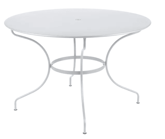 Fermob OPÉRA+ outdoor metal table, 117 cm diameter, white cotton finish, six-seater for patio or garden dining.