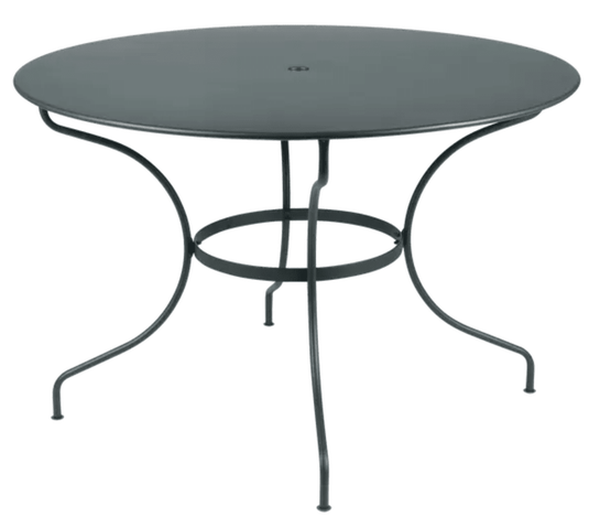 Fermob OPÉRA+ outdoor metal table in Storm Grey, 117 cm diameter, six-seater with a sleek, modern design for outdoor dining.