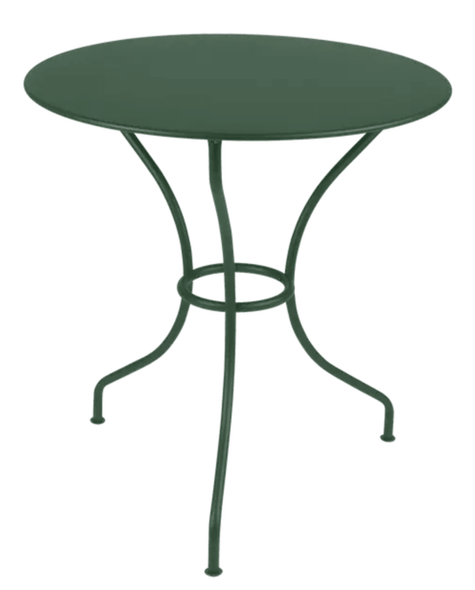Cedar green Fermob OPÉRA+ outdoor metal table with 67 cm diameter, suitable for patio or restaurant outdoor furniture.
