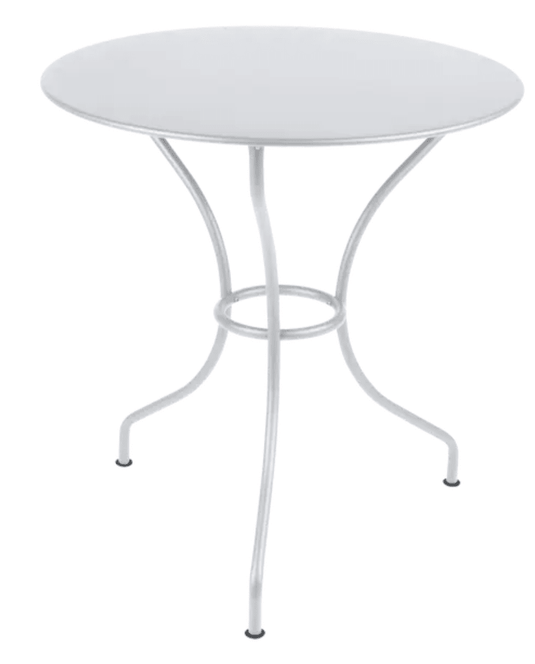 Fermob OPÉRA+ outdoor metal table with 67 cm diameter in white, suitable for patio or restaurant outdoor seating.