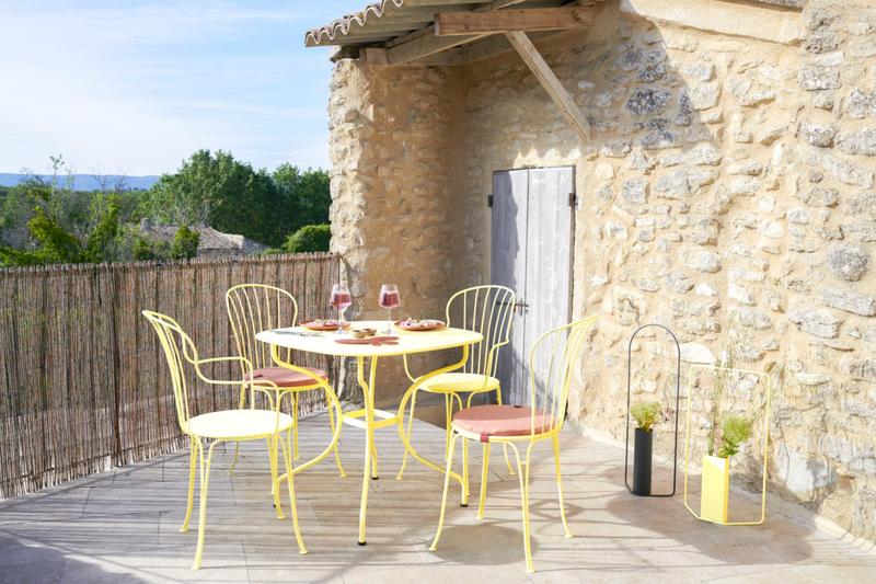 Load image into Gallery viewer, Fermob OPÉRA+ Carronde outdoor metal table, 82x82 cm, with a vibrant lemon yellow finish and sleek modern design.
