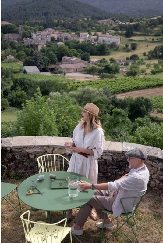 Fermob OPÉRA+ outdoor metal table with 96 cm diameter, five-seater design, featuring sleek metal construction and modern style.