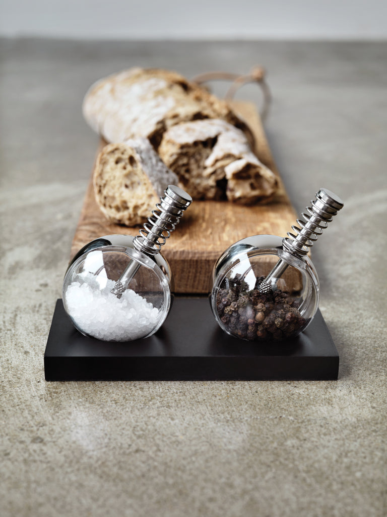 Load image into Gallery viewer, XD Design Planet pepper and salt set featuring round ceramic containers with matching lids for kitchen storage.
