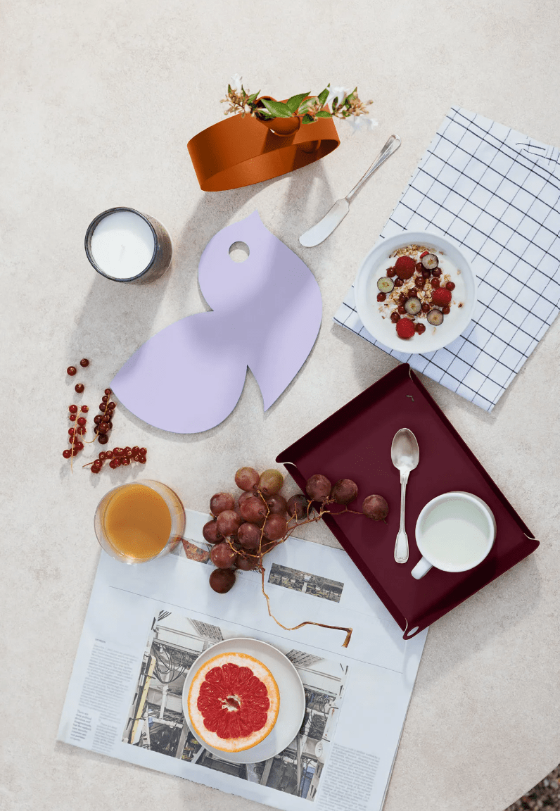 Load image into Gallery viewer, Fermob PICOTI non-slip metal trivet pad measuring 26x18 cm, designed to protect surfaces from hot cookware.
