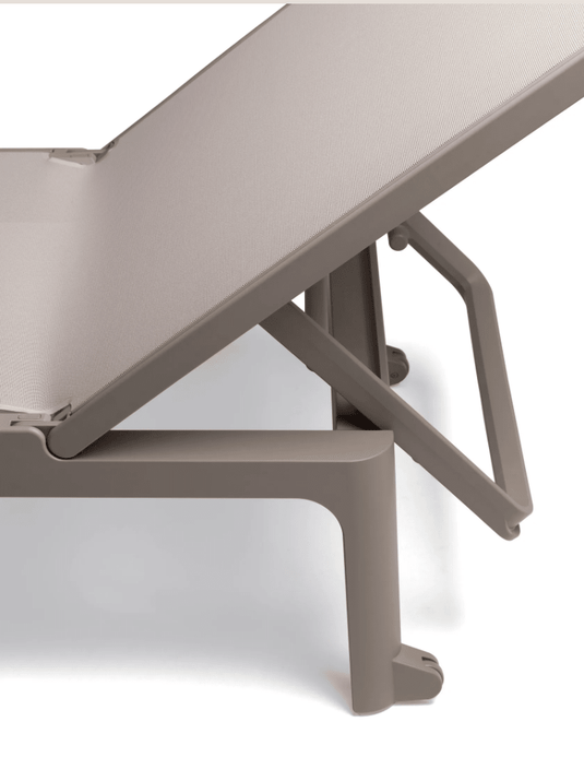 Plano Outdoor Sun Lounger by Nardi – Reclining Poolside Furniture - Custom Wood DesignsNardi Plano outdoor sun lounger in white, reclining poolside furniture for patio relaxation, detailed view of the outdoor sunlounger.Sunlounger24575217022775Menta