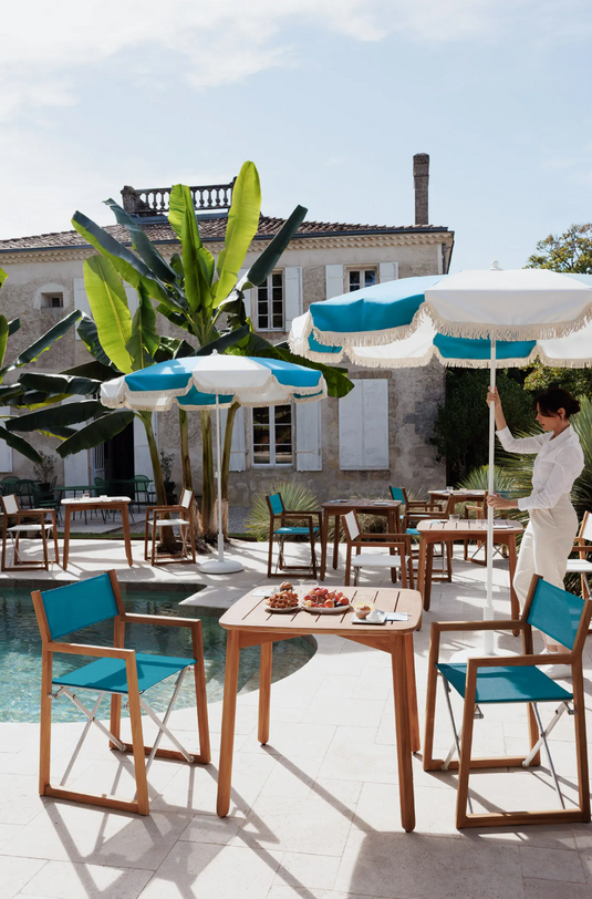 Aluminium Fermob parasol with 250cm diameter for outdoor restaurant shade, featuring a sturdy pole and fabric canopy.