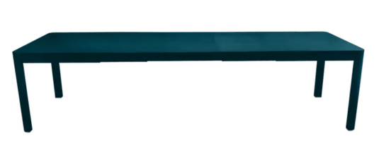 Large Fermob Ribambelle XL extendable metal table with Acapulco color, 14-seater, ideal for hospitality and large gatherings.