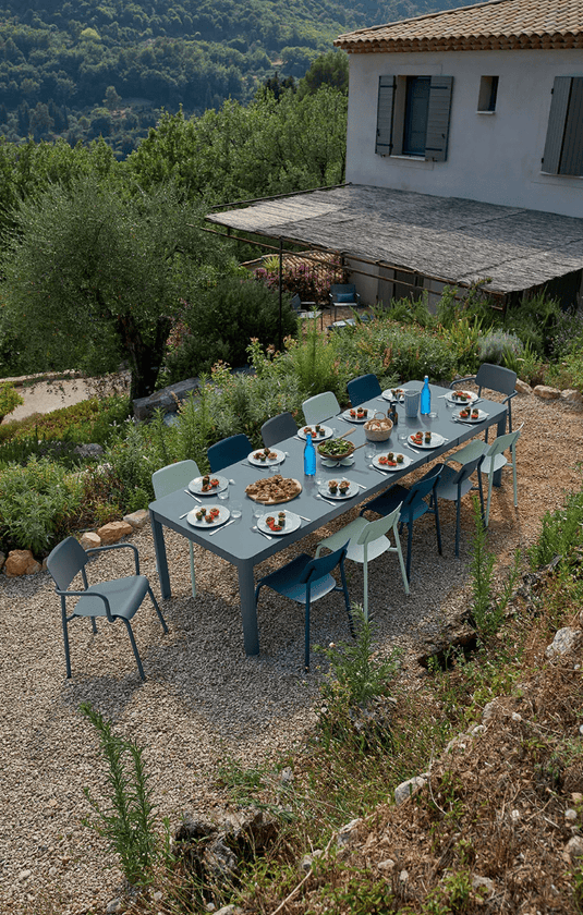 Large Fermob Ribambelle XL extendable metal table with 14 seats, ideal for hospitality and large gatherings.