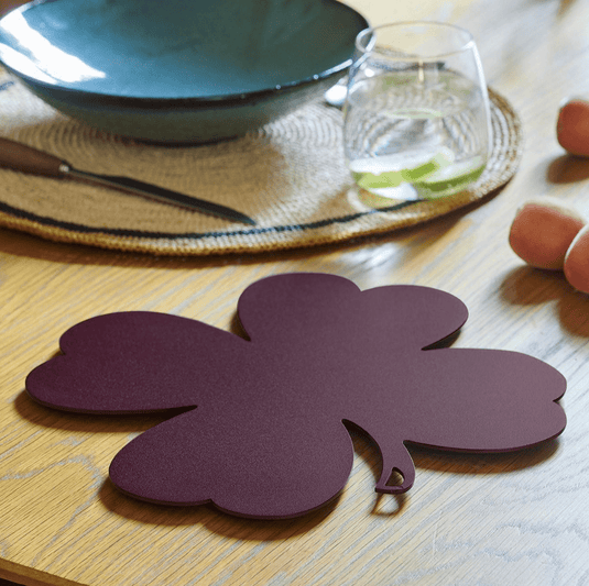 Fermob TRÈFLE non-slip metal trivet pad, 27x27 cm, black cherry color, protects surfaces from hot cookware.